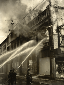 97356 Afbeelding van de bluswerkzaamheden bij de brand in de Galeries Modernes (Lange Viestraat 2-10) te Utrecht.